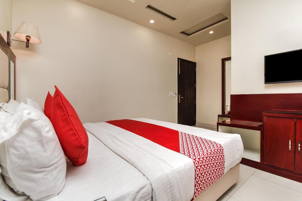 Collection O 76248 Hotel D Crown Yeni Delhi Dış mekan fotoğraf